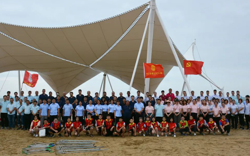 金桥集团携手春晖志愿服务队联合开展守卫金沙滩活动